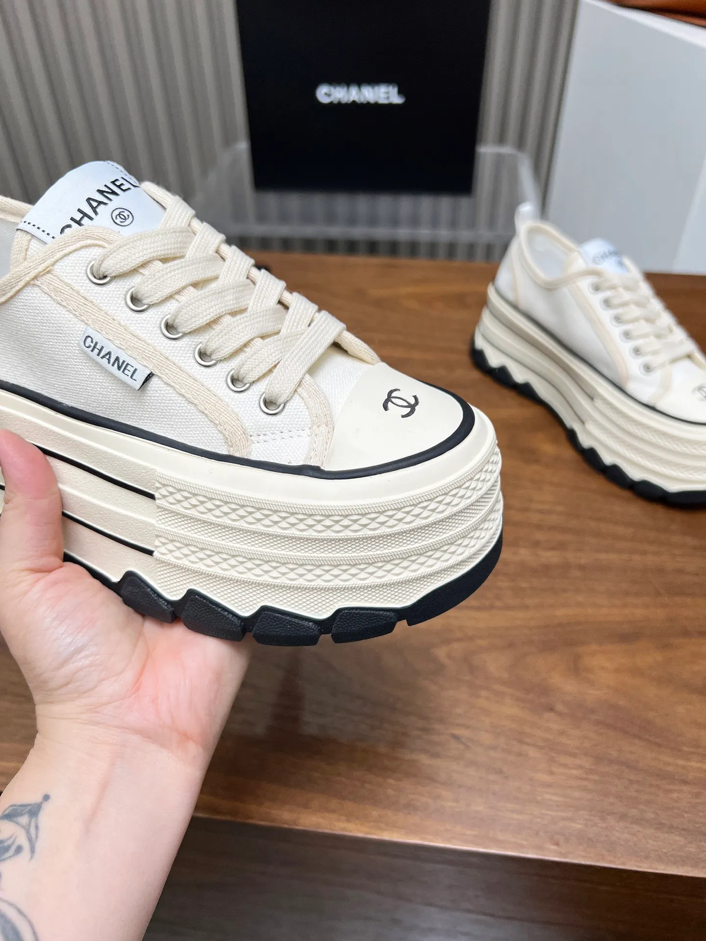 👟👟Ex-factory price 460👟👟 Top version, original quality! ! ! Chanel Chanel - 2025 biscuit shoes, the top casual sports shoes in the counter. This classic design; the style of the upper is made of various craftsmanship; the outsole is fashionable and sporty; the unusual inclusion of a variety of color matching elements... The diversified mix and match is very beautiful and versatile, casual, fashionable, sports and outdoor can be taken into account... ꫛꫀꪝ Go➫ Material: ❶Upper made of: original canvas ❷Inside made of: sheepskin ❸Outsole based on: Original TPU combination outsole, counter quality packaging, complete set for women 35–40